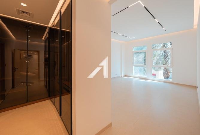 Fully Upgraded | High End Finishes | Vacant photo 3