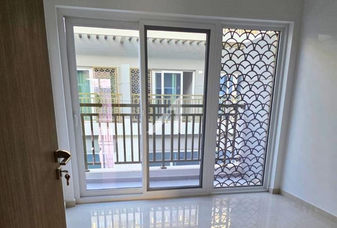 Stunning 4 Bed | Spacious Layout | Camelia photo 3