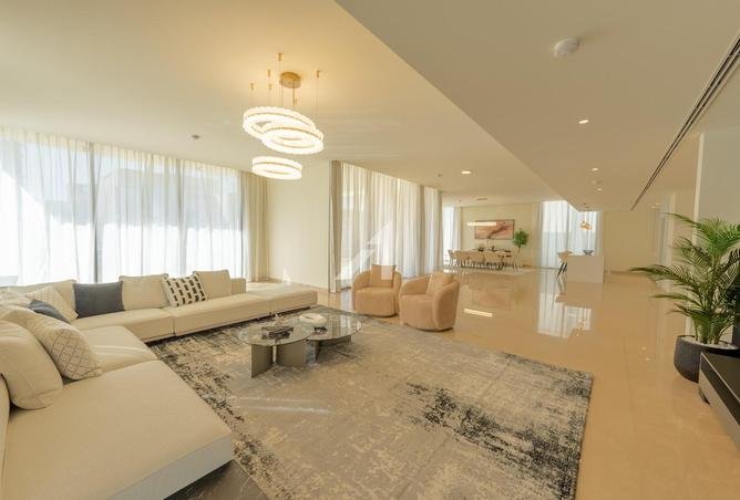 Luxury 5BR Villa | Fully Upgraded | Vacant photo 2