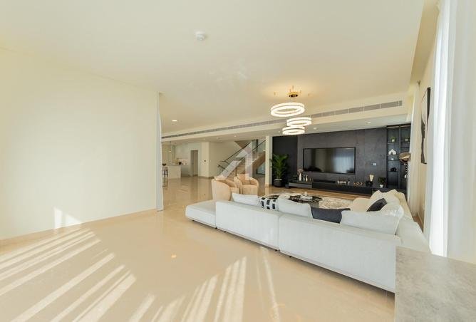 Luxury 5BR Villa | Fully Upgraded | Vacant photo 3