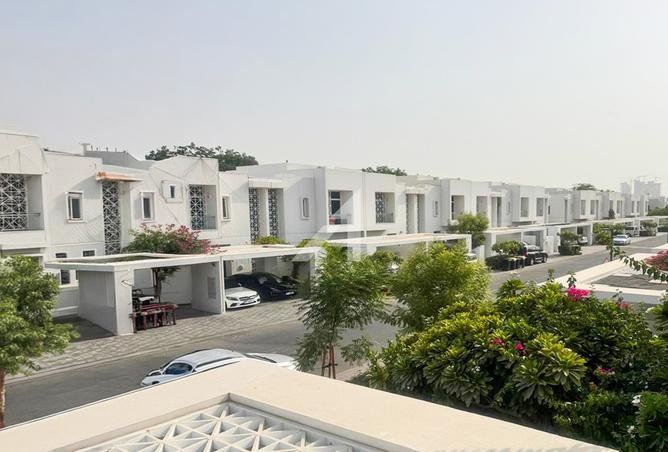 Corner Unit | Single Row | Vacant | Huge Garden