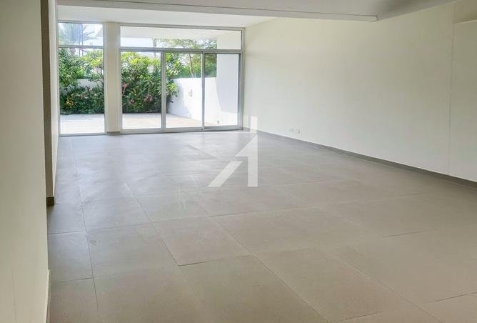 Corner Unit | Single Row | Vacant | Huge Garden photo 2