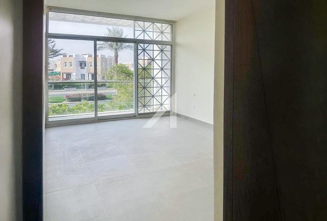 Corner Unit | Single Row | Vacant | Huge Garden photo 3