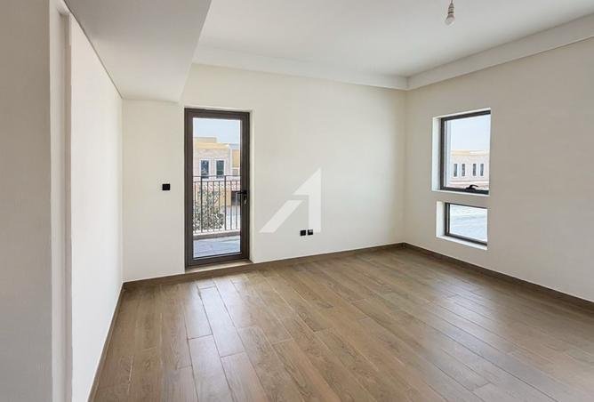 Single Row | 5 BR Corner Unit | Larger Plot photo 2
