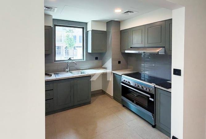 Single Row | 5 BR Corner Unit | Larger Plot photo 3