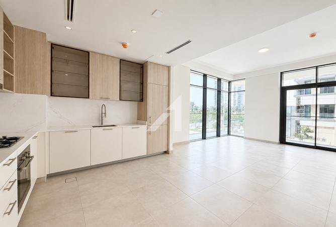 Vacant | Rare Corner Layout | Kitchen Appliances photo 2