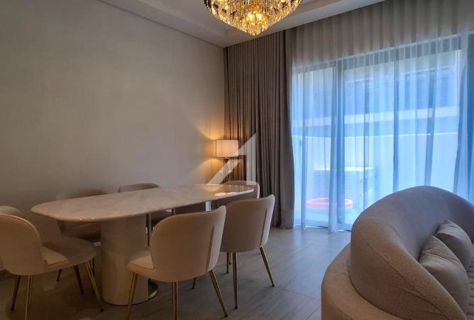Modern Furnished | Landscaped | Close to Exit photo 2